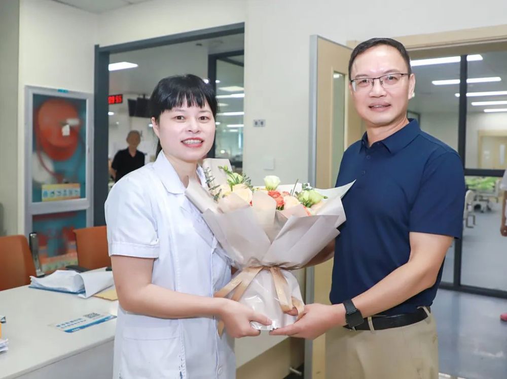党委书记阮伟良向血透室副主任中医师曹芝娣献花