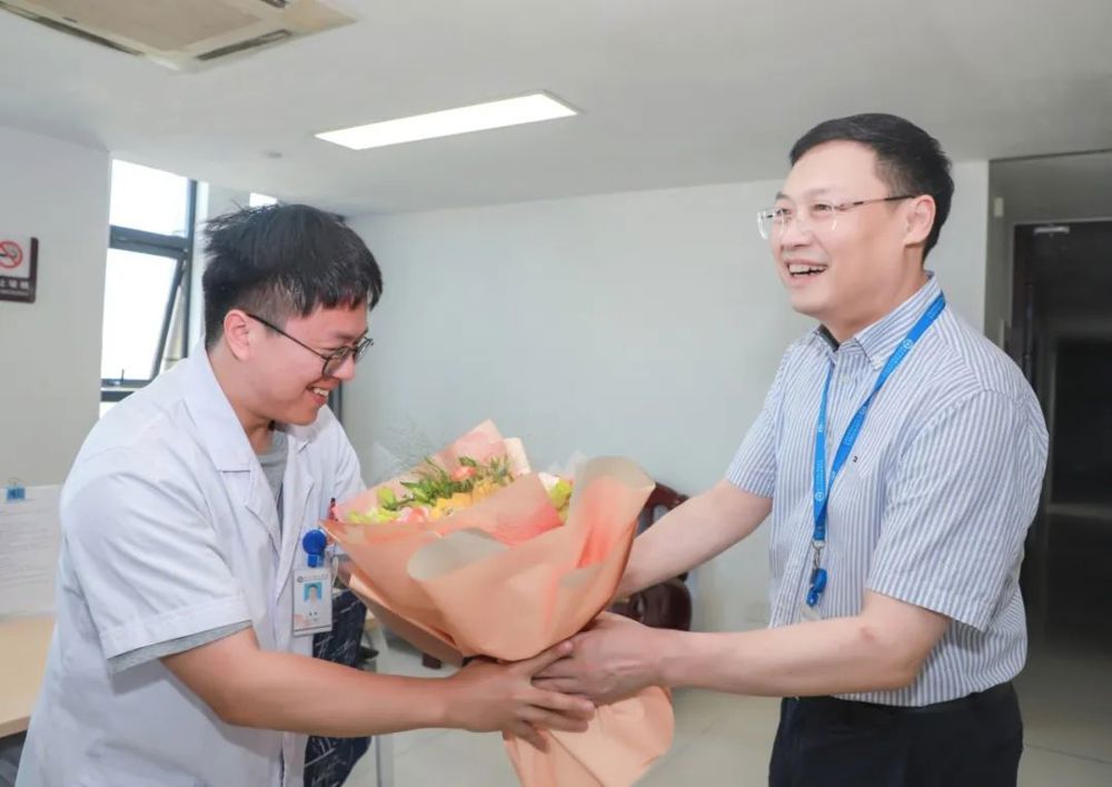 党委副书记、院长傅宏伟向关节创伤科住院医师秦煜献花
