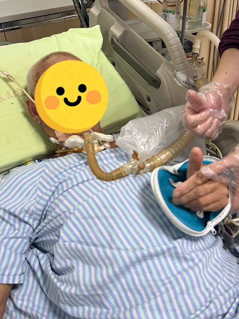 △王大爷正在接受康复治疗