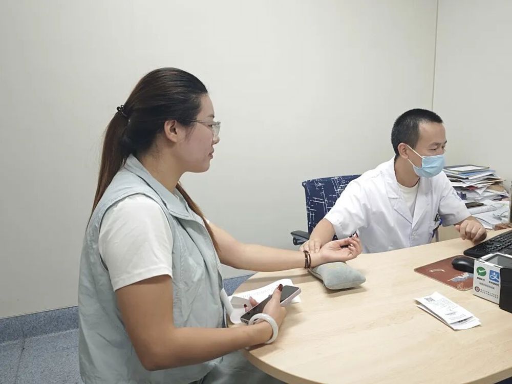 △10月6日上午,中医科胡慧良为患者把脉问诊 △10月6日上午,中医科胡慧良为患者把脉问诊