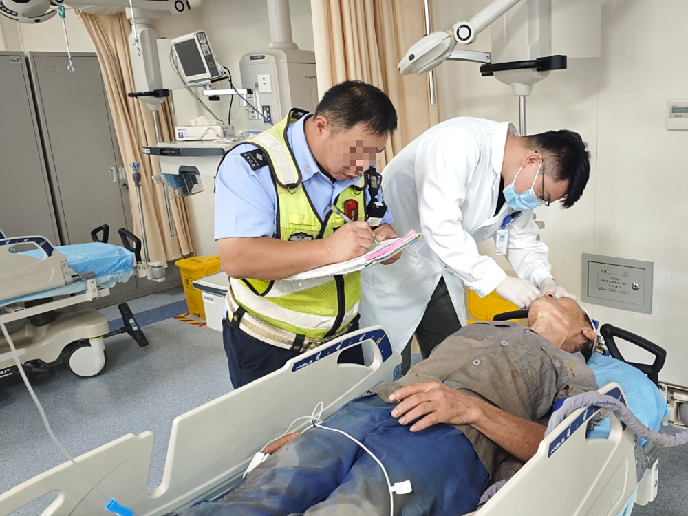 △10月6日上午,急诊科马啸坤为患者救治 △10月6日上午,急诊科马啸坤为患者救治