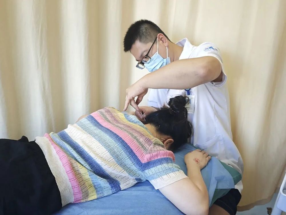 △10月6日上午,治未病中心李金江为患者针灸 △10月6日上午,治未病中心李金江为患者针灸