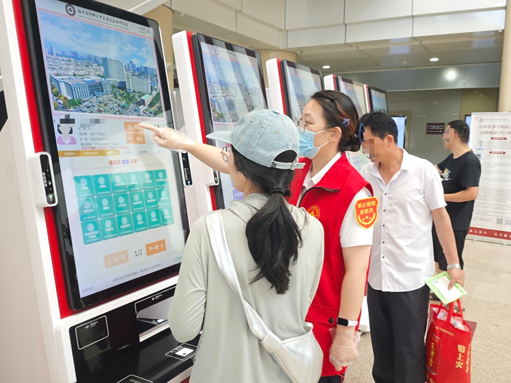 △10月6日上午,门诊导医台护士韩珊珊为患者预约挂号 △10月6日上午,门诊导医台护士韩珊珊为患者预约挂号