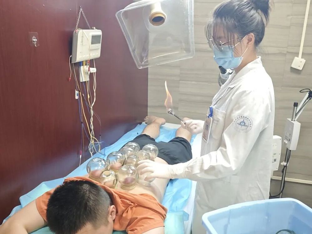 △10月6日上午,针灸科叶洋为患者拔火罐 △10月6日上午,针灸科叶洋为患者拔火罐