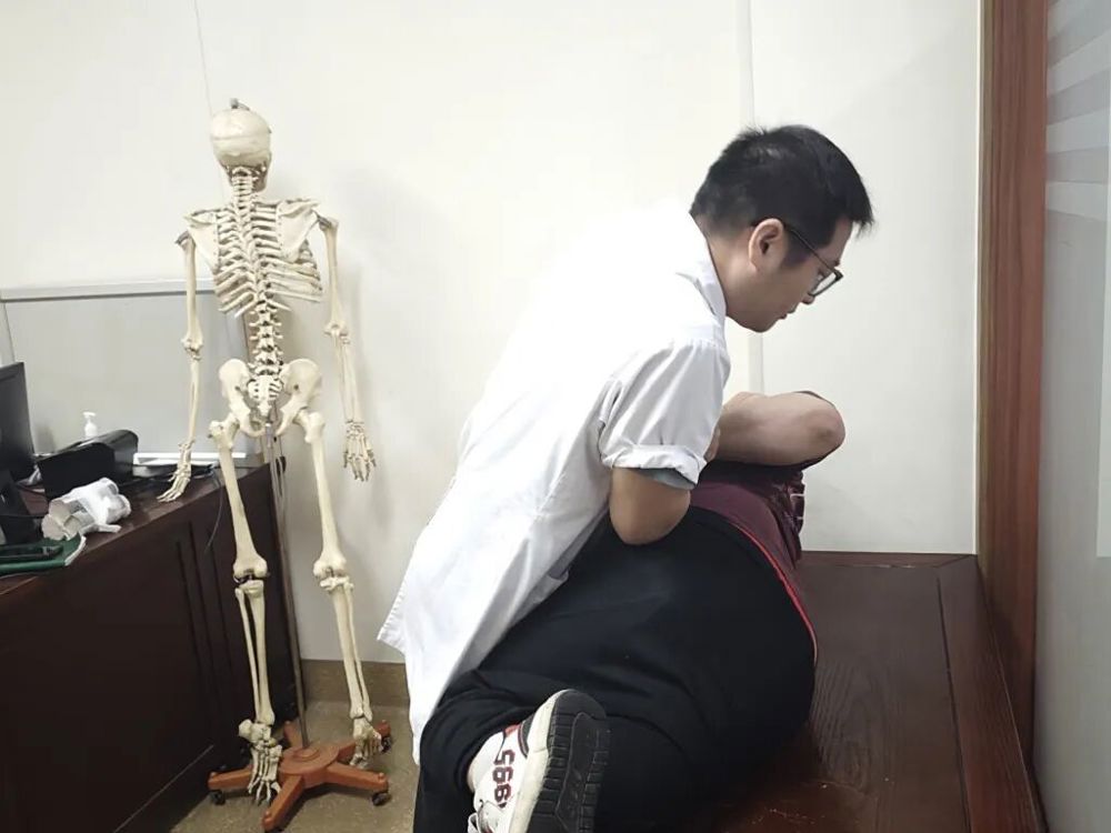 △10月6日上午,脊柱创伤科单方军为患者正骨 △10月6日上午,脊柱创伤科单方军为患者正骨