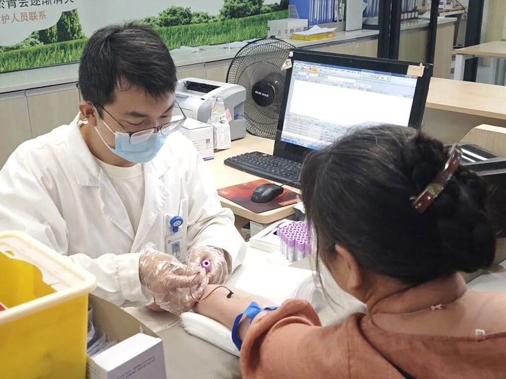 △10月6日上午,检验科周烨超为患者抽血 △10月6日上午,检验科周烨超为患者抽血