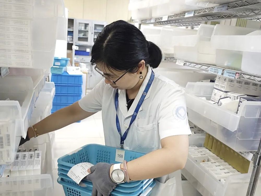 △10月6日上午,门诊西药房王丽利为患者配药 △10月6日上午,门诊西药房王丽利为患者配药