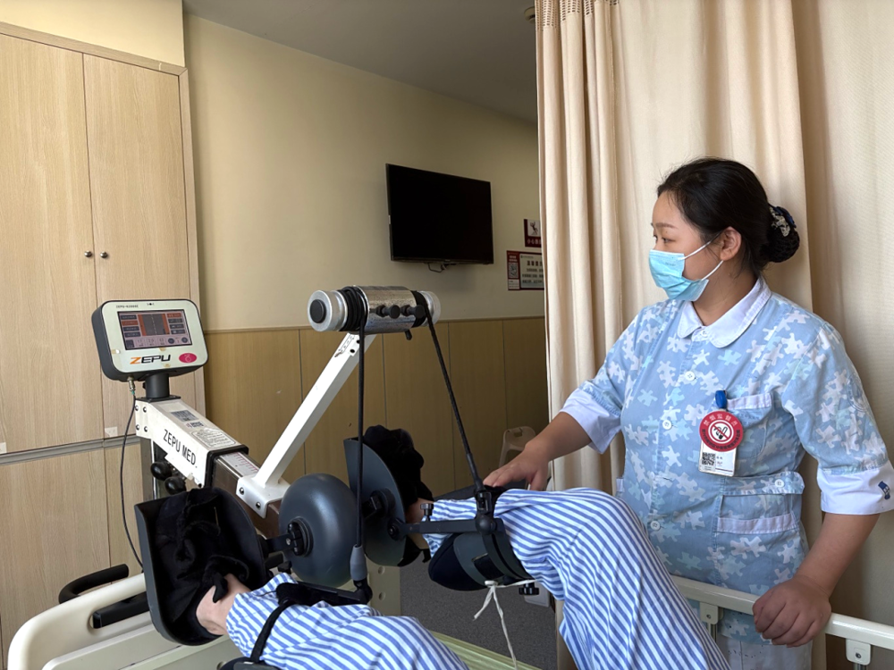 △10月11日下午,孙先生在护士指导下做关节松动训练 △10月11日下午,孙先生在护士指导下做关节松动训练