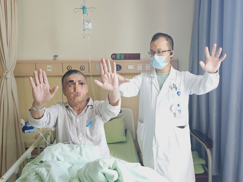 △10月11日上午,孙先生在副主任医师单钢明的指导下做康复动作 △10月11日上午,孙先生在副主任医师单钢明的指导下做康复动作