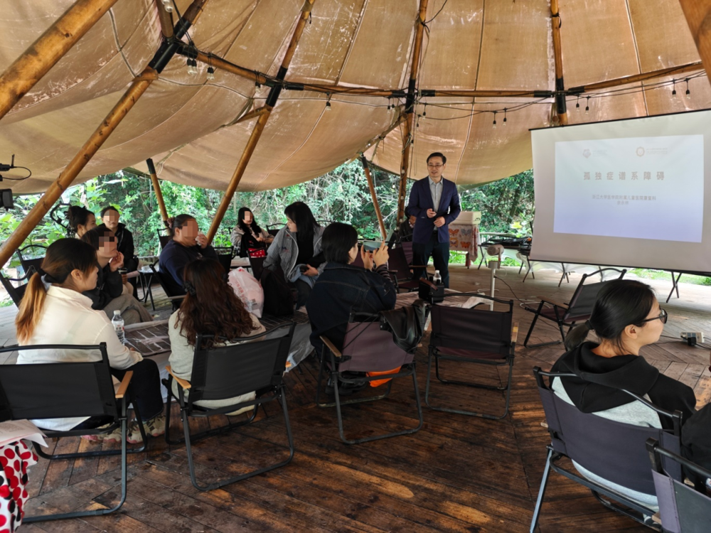 △浙江大学附属儿童医院康复科副主任余永林讲课 △浙江大学附属儿童医院康复科副主任余永林讲课