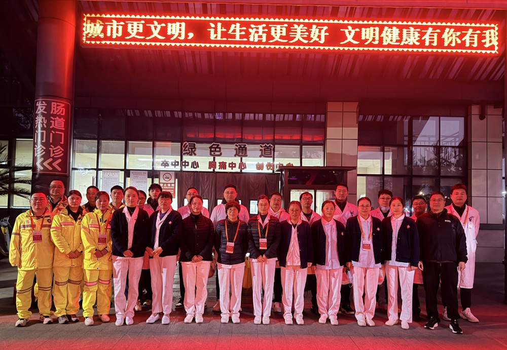 作为本次马拉松的指定医疗保障单位之一,医院负责22、23、24三个固定医疗站及19、22号救护车的保障任务,医务人员以充分的准备、迅速的响应、细致的关怀,为选手筑起一道坚实而温暖的生命防线。