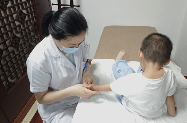 【学科建设】孩子咳嗽老不好？小儿推拿来帮忙！