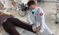 【中医院故事】崴脚后静躺？医生提醒：越不动越僵硬，科学“动”起来是关键